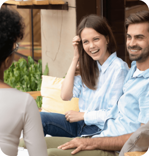 uma mulher e um homem olhando e rindo para outra mulher que esta de costas