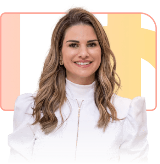 Foto de perfil de uma mulher loira de roupas brancas sorrindo